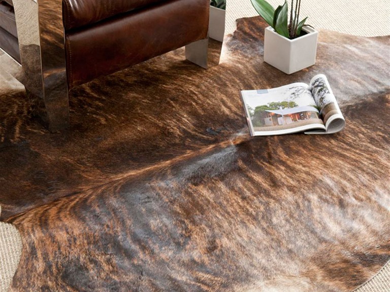 Safavieh Natural Cowhide 4'6