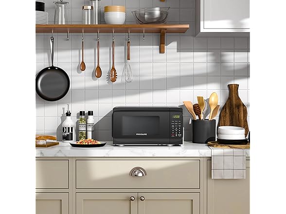Frigidaire Countertop Microwave (EMW733BLACKAMZ)