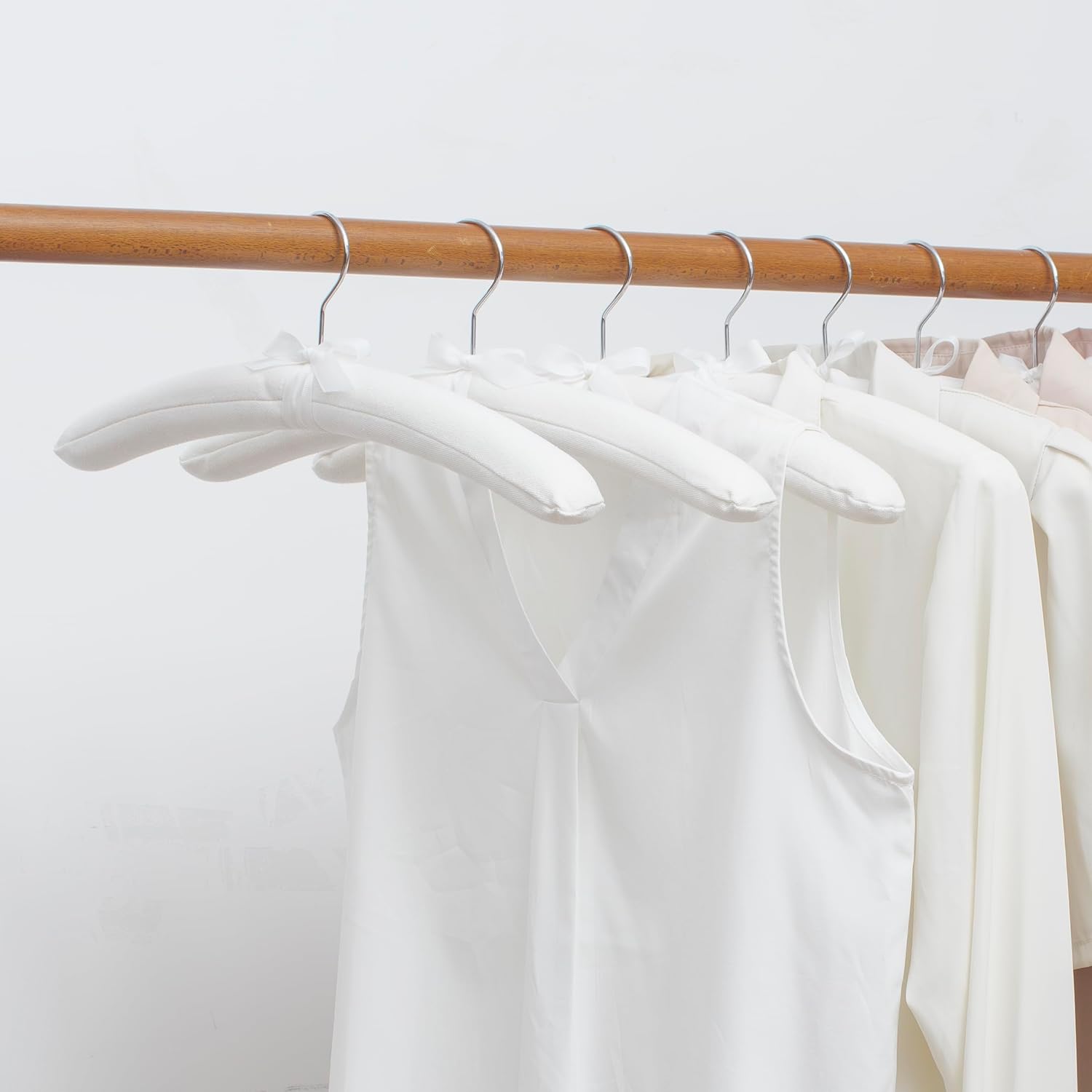 Sukkiri Homu 10-Pack Satin Padded Hangers - Gallery 4