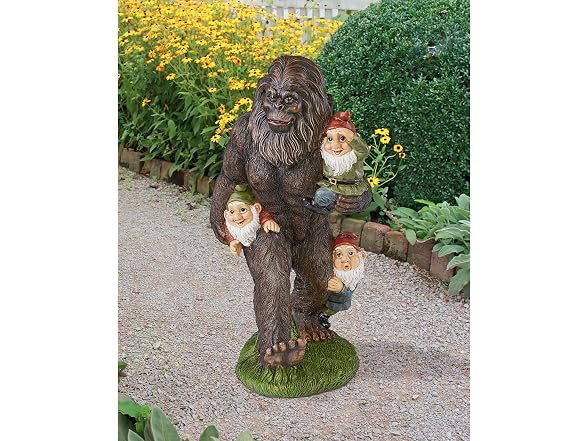 Design Toscano Schlepping the Garden Gnomes