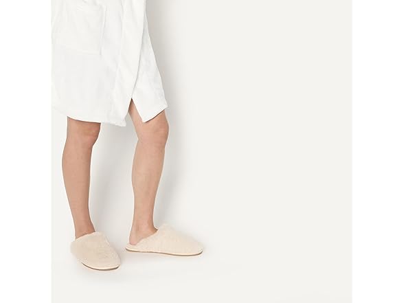 Amazon Essentials Women's Fuzzy Plush Slippers