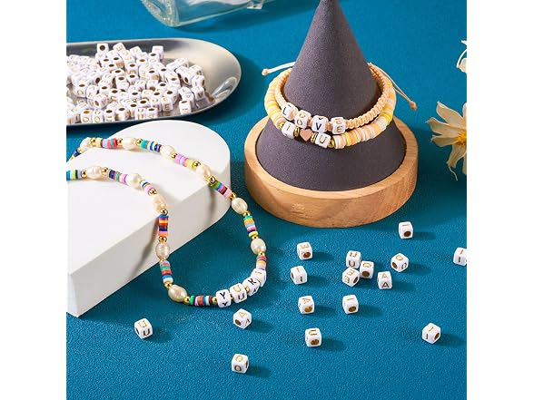 FASHEWELRY 500Pcs Acrylic Cube Vowel Letter Beads