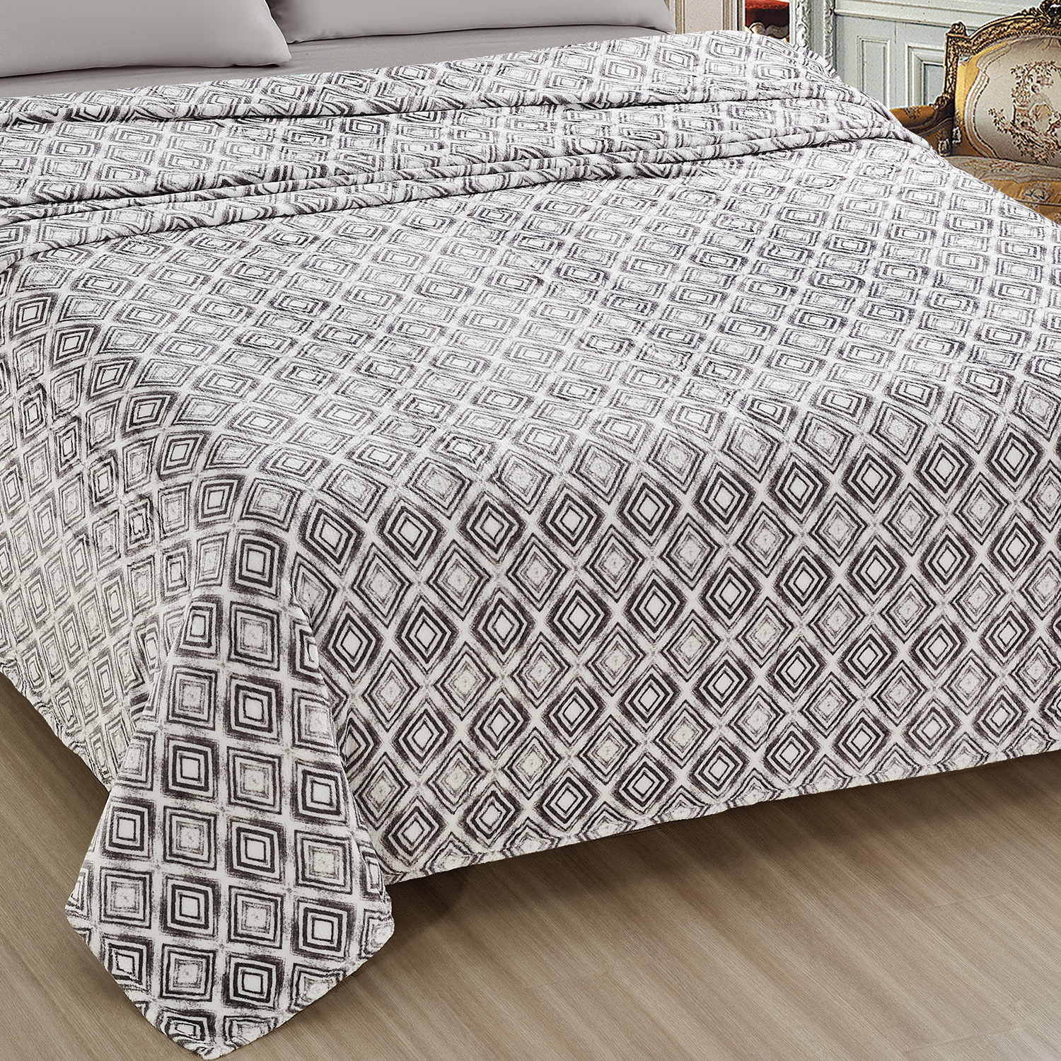 Ultra-Soft Lightweight Printed Blanket - Gallery 12