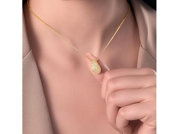 J JEAN QCEE Gold Pear Pendant Necklace