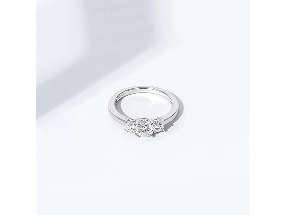 Amazon Essentials Ring 3 Stone 1ct Platinum