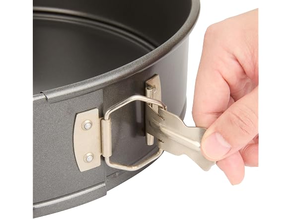 Restaurantware Round Steel Springfoam Cake Pan