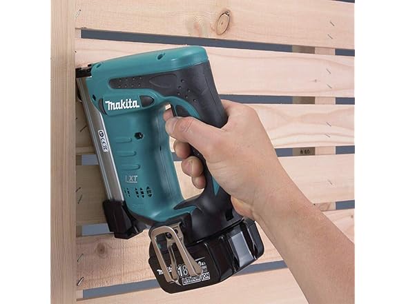 Makita XTS01Z Makita XTS01Z 18V LXT Crown Stapler