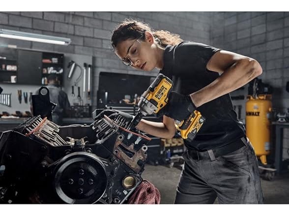 DEWALT DCF891P2 20V MAX Impact Wrench Kit