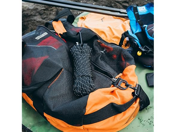 GEAR AID 1100 Paracord and Carabiner