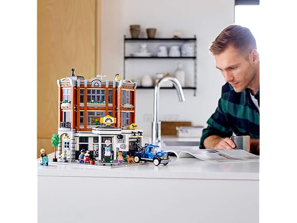 LEGO Corner Garage 10264