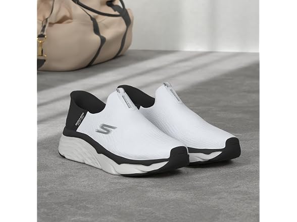 Skechers Women's Hands Free Slip-Ins Max Cushioning (6.5)