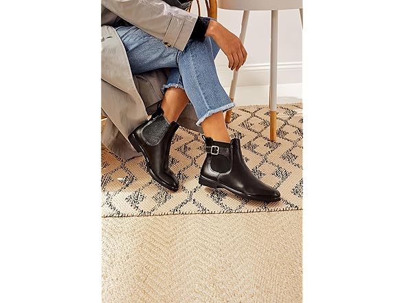 Women's ECCO Black Chelsea Boot (6-6.5) (Open Box)