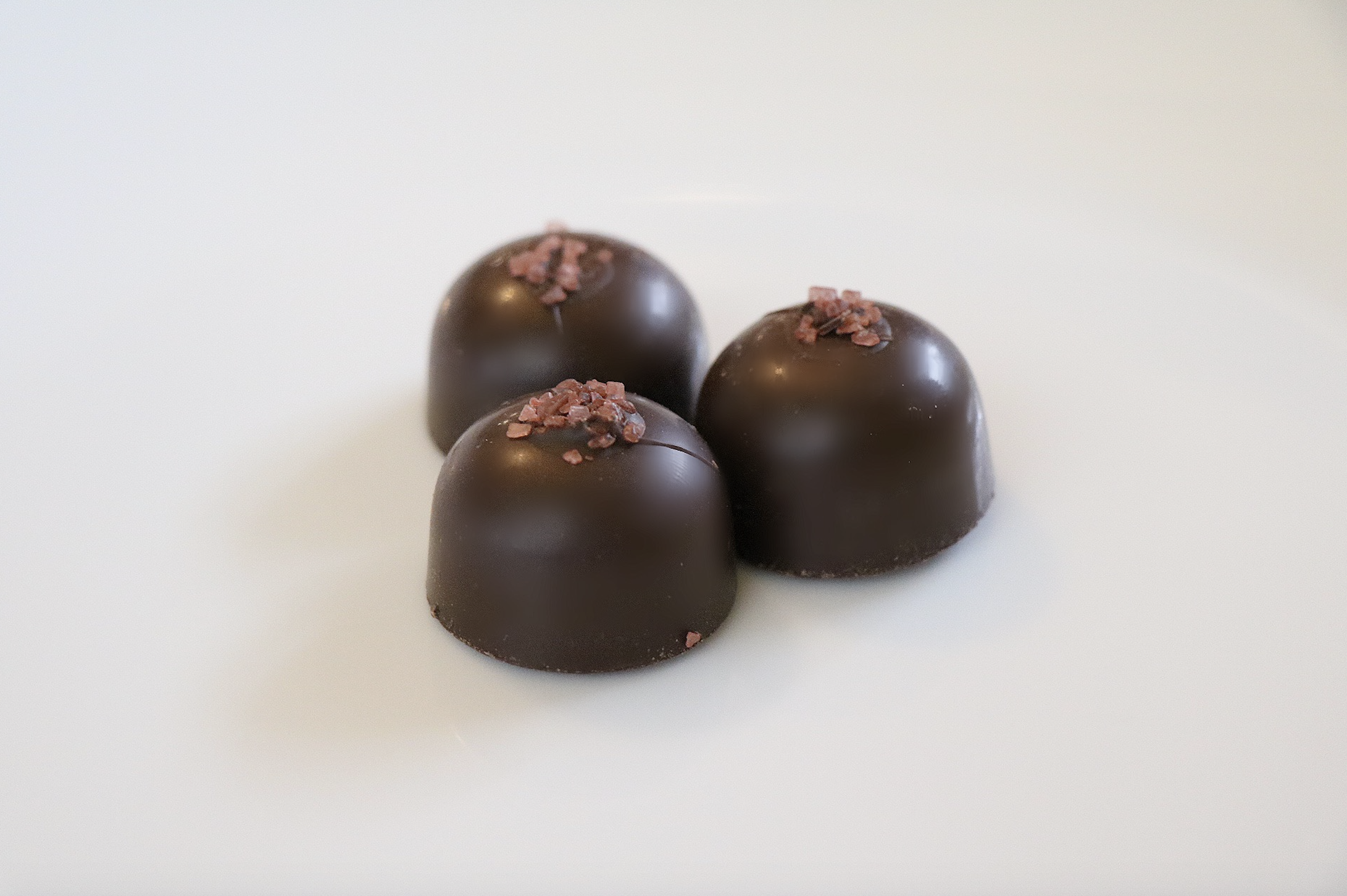 (25 Count) Knipschildt Chocolatier Caramel & Sea Salt - Gallery 10