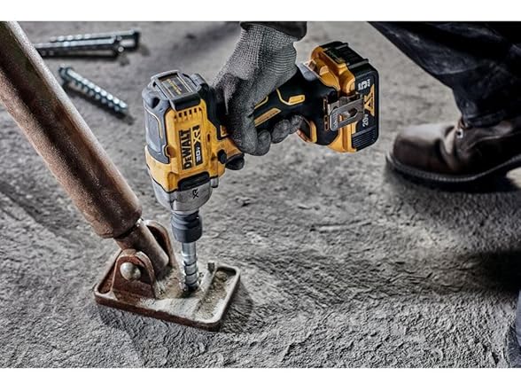 DEWALT DCF891P2 20V MAX Impact Wrench Kit