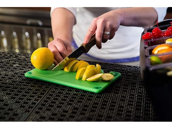 San Jamar Saf-T-Grip Cutting Board with Molded-in Ruler