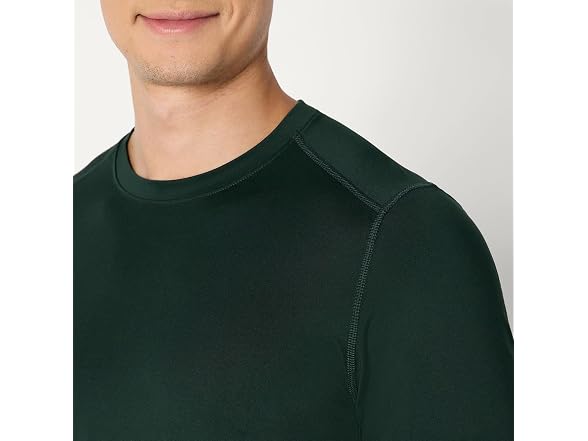 Amazon Essentials Men Tech Stretch T-shirt