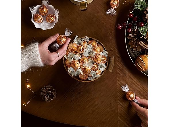 Lindt LINDOR Holiday Snickerdoodle White Chocolate