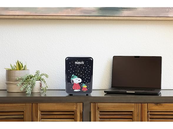 Peanuts - Mini Fridge (6 Cans, Snoopy Puffer)