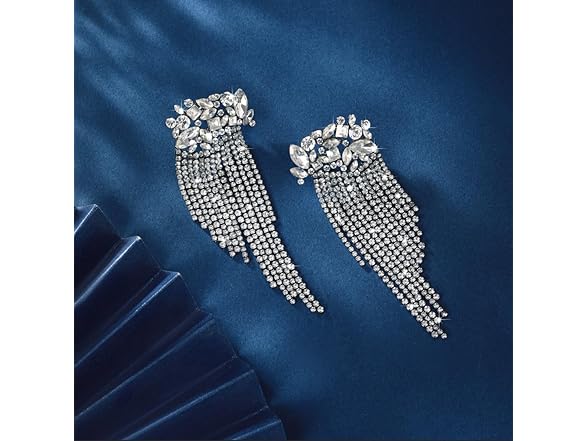 LOVE&CLOVER Black Dangling Earrings