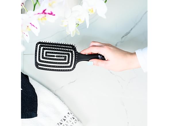 RS ESSENTIAL'S BY LV detangler brush