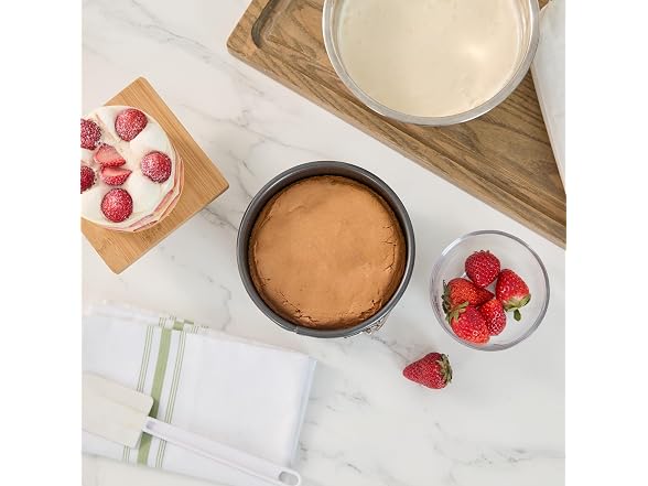 Restaurantware Round Steel Springfoam Cake Pan