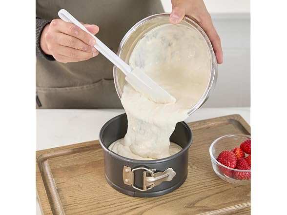Restaurantware Round Steel Springfoam Cake Pan