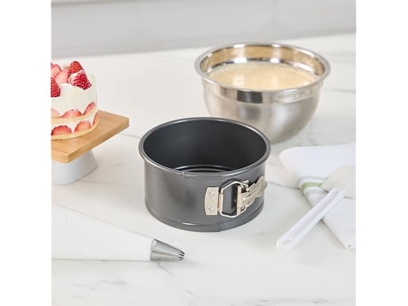 Restaurantware Round Steel Springfoam Cake Pan