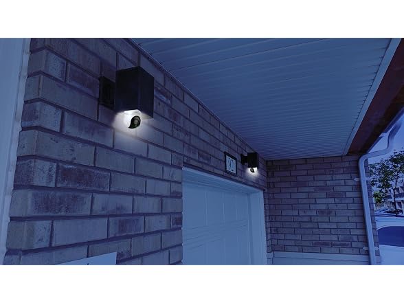 Lorex 2K Wi-Fi Smart Lightbulb Camera