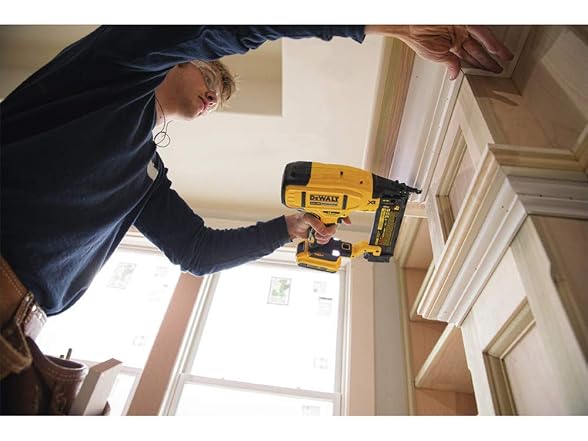 DEWALT DCN680D1 20V MAX Brad Nailer Kit, 18GA