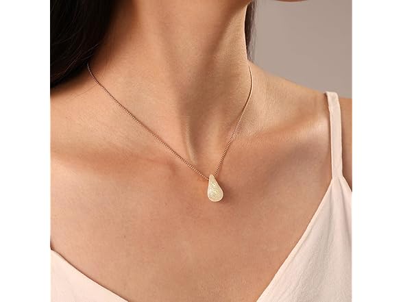 J JEAN QCEE Gold Pear Pendant Necklace
