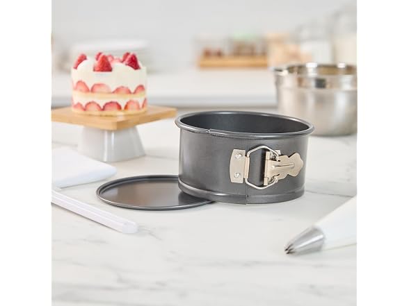 Restaurantware Round Steel Springfoam Cake Pan