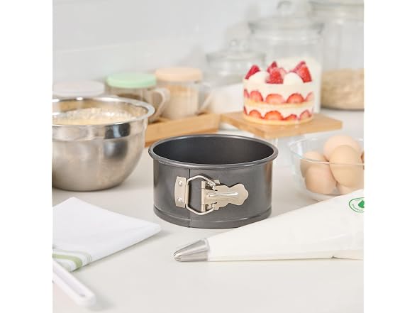 Restaurantware Round Steel Springfoam Cake Pan