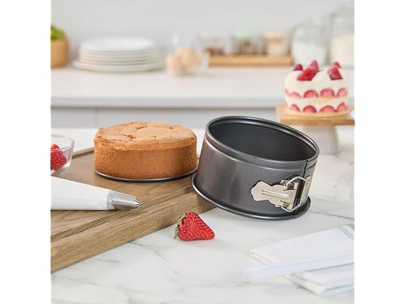 Restaurantware Round Steel Springfoam Cake Pan