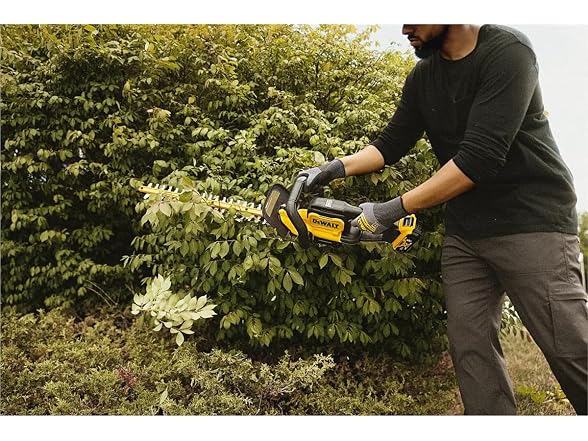 DEWALT 20V MAX 22" Cordless Hedge