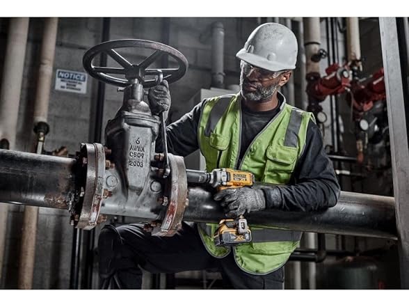 DEWALT DCF891P2 20V MAX Impact Wrench Kit