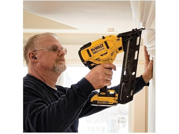 DEWALT DCN650D1 20V MAX Finish Nailer Kit