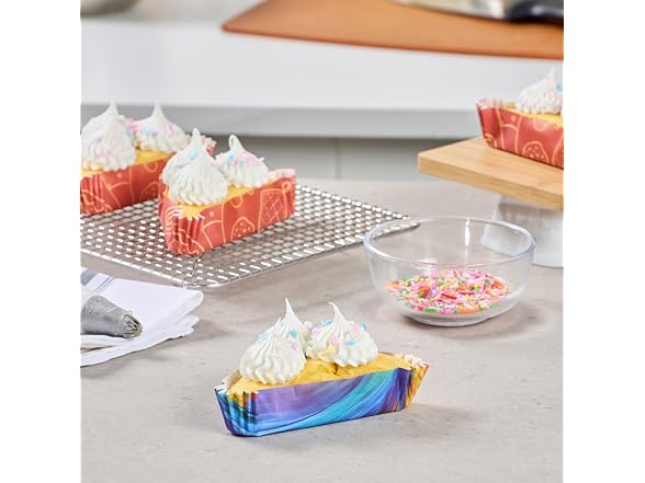 Restaurantware 6.8 oz Paper Triangle Baking Cup, 200 Pack