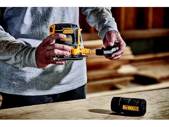 DEWALT DCW200D1 20V MAX XR 1/4 Sheet Sander Kit