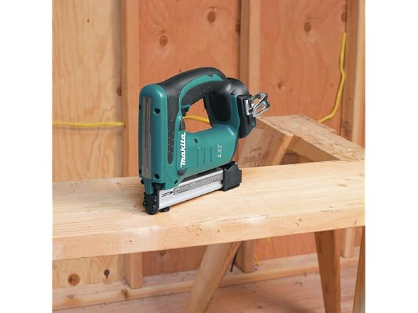 Makita XTS01Z Makita XTS01Z 18V LXT Crown Stapler
