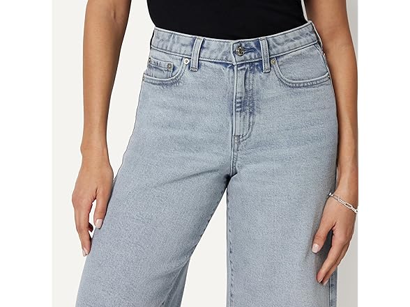 Amazon Essentials Women Mid-Rise Long Jean Shorts - Gallery 7