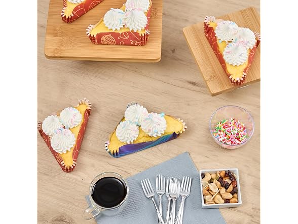 Restaurantware 6.8 oz Paper Triangle Baking Cup, 200 Pack