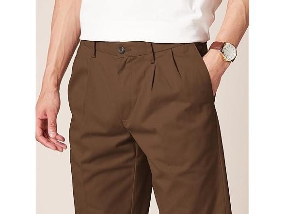 Amazon Essentials Men's Pleated Chino Pant