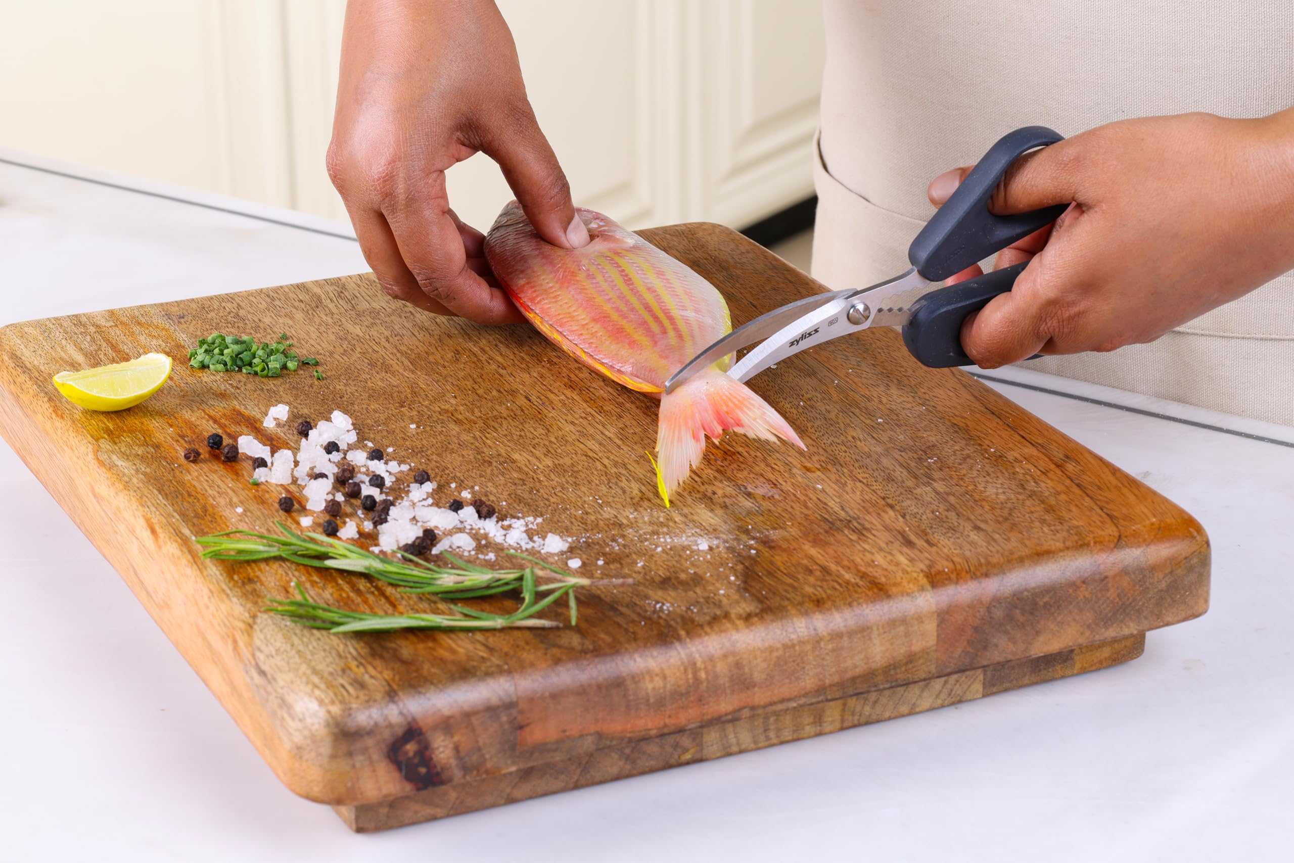 Zyliss Seafood Scissors with Integrated Shell Cracker - Gallery 6