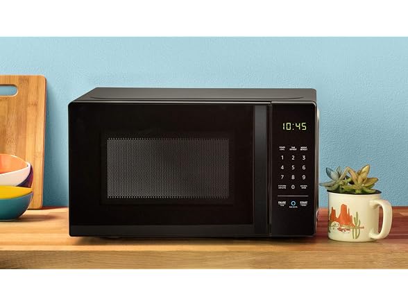 Amazon Basics Microwave, Small, 0.7 Cu. Black