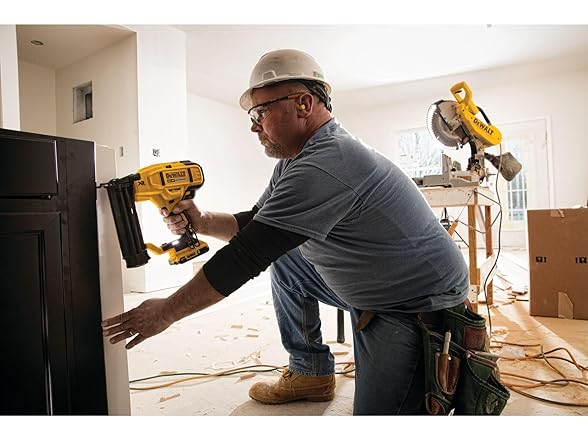 DEWALT DCN680D1 20V MAX Brad Nailer Kit, 18GA