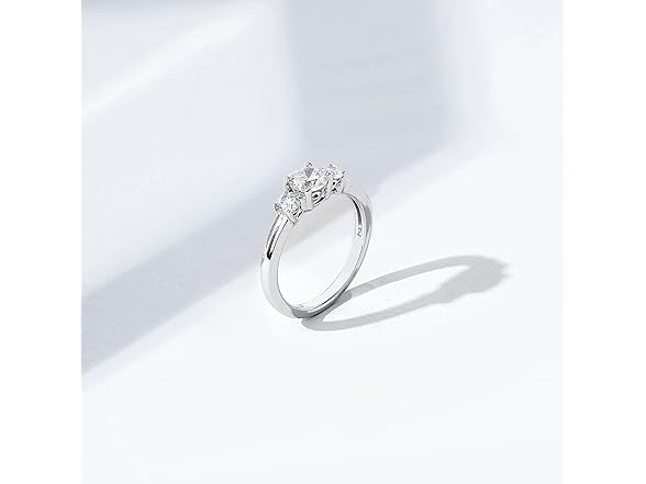 Amazon Essentials Ring 3 Stone 1ct Platinum