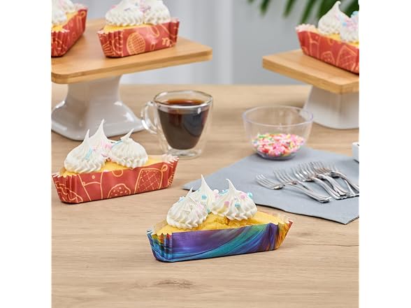 Restaurantware 6.8 oz Paper Triangle Baking Cup, 200 Pack