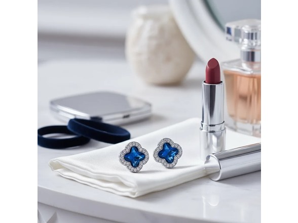 Womens Clover Pendant & Earrings Set