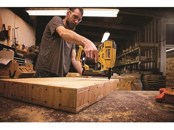 DEWALT DCN681D1 20V MAX* Narrow Crown Stapler Kit
