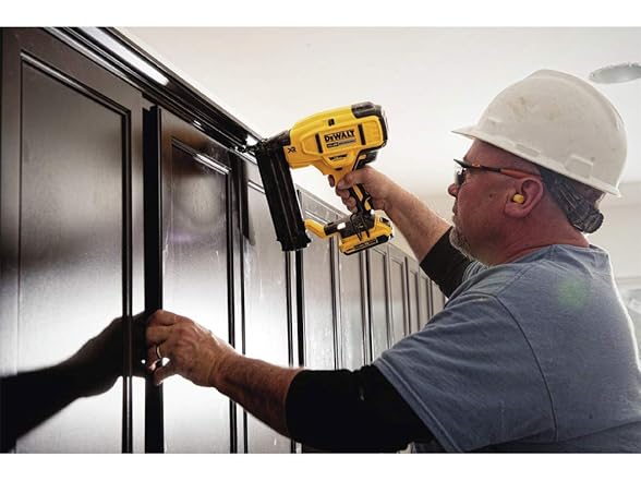 DEWALT DCN680D1 20V MAX Brad Nailer Kit, 18GA